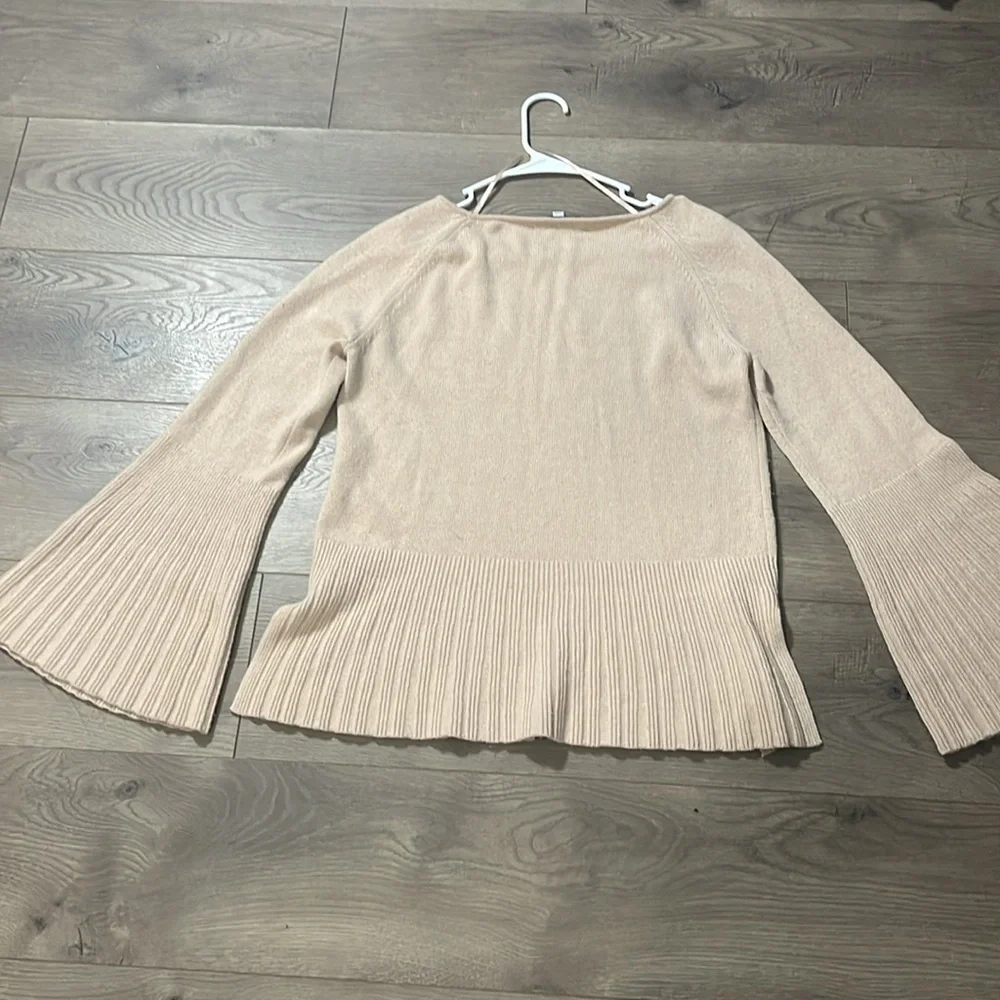 Elizabeth and James Women's Scoop neck sweater, Size XS - Picture 10 of 10